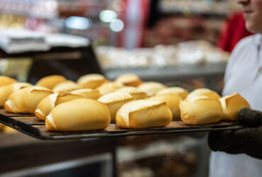 Governo de MT reduz ICMS sobre massa congelada de pão francês para fortalecer indústria local