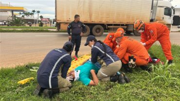 Colisão entre motocicleta e carreta deixa dois feridos na BR-163, em Sorriso