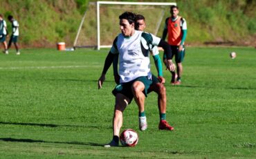Chapecoense x Brusque duelam na abertura do Catarinense; onde assistir e escalações. Imagem: Luiz Ferrazzo/ACF