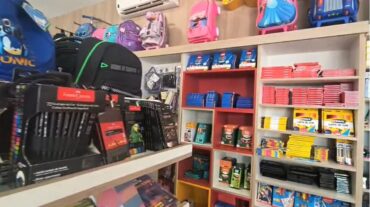 Pais antecipam compras em dezembro ou aproveitam a primeira semana de janeiro, impulsionando o movimento nas papelarias; preços seguem estáveis, aponta comerciante