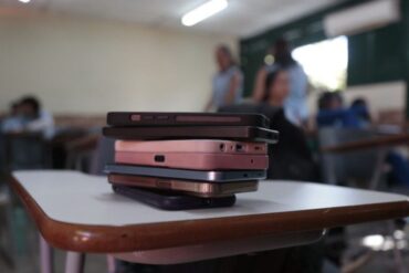 Menos telas, mais atenção: pesquisa vai medir como a restrição do celular impacta na rotina escolar no Brasil