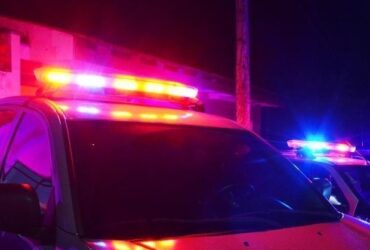 Mulher é esfaqueada pelo companheiro na frente do filho em MT; agressor está foragido