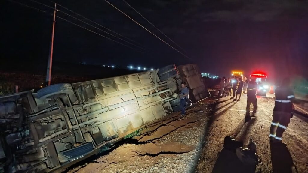 Acidente ocorreu no km 678 da rodovia; 10 vítimas foram encaminhadas ao Hospital São Lucas após triagem de emergência