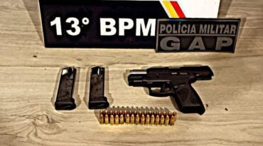 Condutor demonstrou nervosismo durante fiscalização e foi encaminhado à Delegacia por porte ilegal de arma de fogo de uso permitido