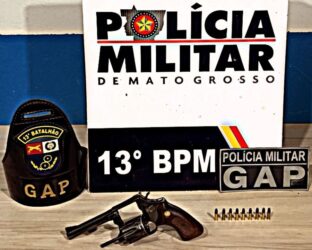 Condutor demonstrou nervosismo durante fiscalização e arma municiada foi encontrada no banco traseiro do veículo; suspeito foi encaminhado à Polícia Civil