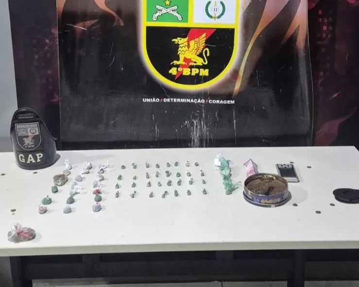 PM apreende dois adolescentes e 82 porções de entorpecentes