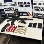 PM prende quatro faccionados em Cáceres e apreende armas