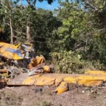 Avião cai em fazenda e piloto passa a noite ferido no mato até ser resgatado