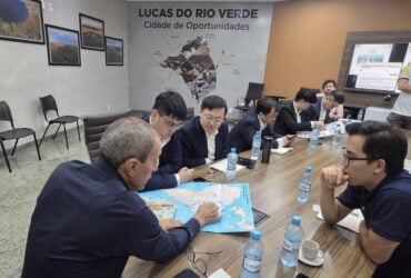 Prefeito Miguel Vaz recebe maior produtora de suínos do mundo em Lucas do Rio Verde