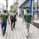 Prefeitura de Cuiabá desocupa calçadas na Rua 13 de Junho após ação orientativa