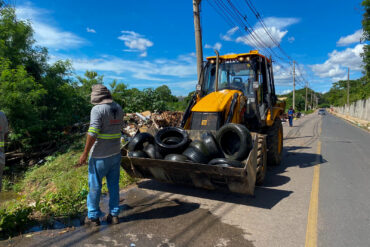 Prefeitura de Várzea Grande limpa córrego cheio de pneus e de lixo em bairro que sofreu alagamentos