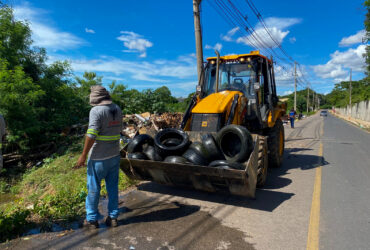 Prefeitura de Varzea Grande limpa corrego cheio de pneus e de lixo em bairro que sofreu alagamentos -CenárioMT