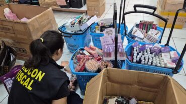 Procon de Sorriso apreende mais de 3 mil produtos de beleza vencidos durante fiscalização