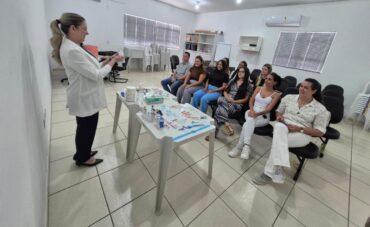 Profissionais do Laboratório Municipal de Sorriso recebem treinamento para reforçar segurança e precisão nos exames