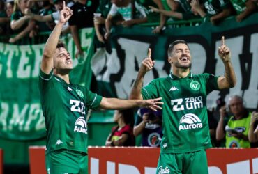 Chapecoense x Santos ao vivo: onde assistir, escalações e tudo sobre a estreia no Brasileirão Série A 2026. Imagem: Rafael Bressan ACF