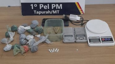 Adolescente é apreendido e jovem de 19 anos detida após abordagem da Polícia Militar que resultou na apreensão de entorpecentes, balanças de precisão e celular