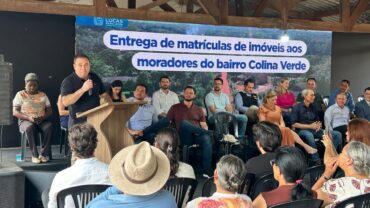 Vereadores participam de ato histórico de entrega de matrículas no bairro Colina Verde
