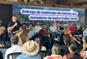Vereadores participam de ato histórico de entrega de matrículas no bairro Colina Verde