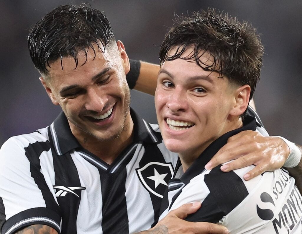 Botafogo x Cruzeiro ao vivo: onde assistir, escalações e clima de decisão na estreia do Brasileirão 2026. Imagem: Vítor Silva BFR