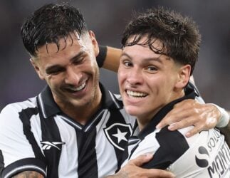 Botafogo x Cruzeiro ao vivo: onde assistir, escalações e clima de decisão na estreia do Brasileirão 2026. Imagem: Vítor Silva BFR