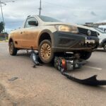Motociclista fica ferida após colisão com picape em rotatória de Lucas do Rio Verde
