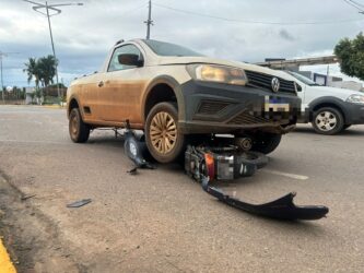 Motociclista fica ferida após colisão com picape em rotatória de Lucas do Rio Verde