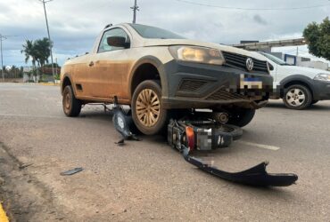 Motociclista fica ferida após colisão com picape em rotatória de Lucas do Rio Verde