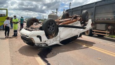 Acidente entre Hyundai e Hilux provoca capotamento e lentidão na BR-163 em Lucas do Rio Verde