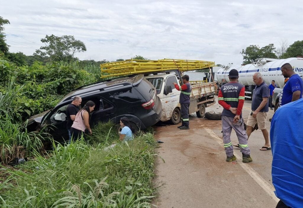 Acidente envolvendo quatro veículos interdita totalmente a BR-163 em Sinop