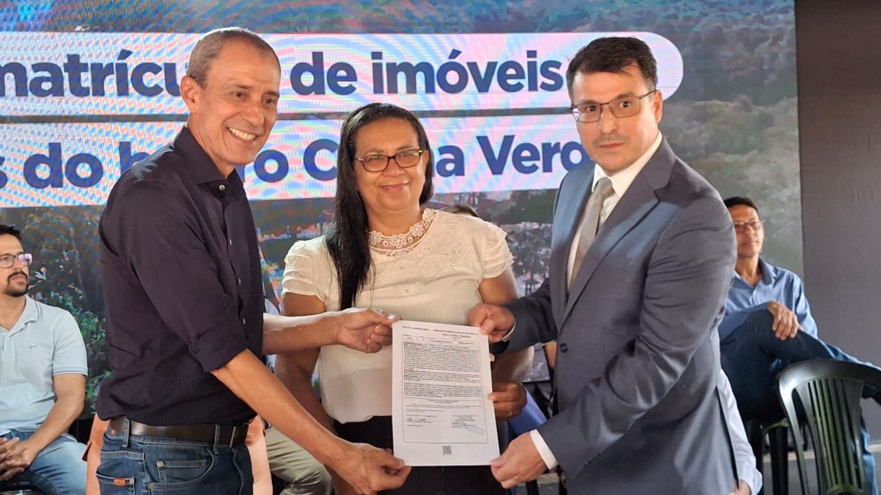 Após décadas de espera, famílias do Colina Verde recebem títulos de propriedade