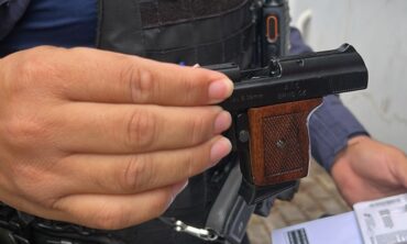 Embriagado, homem manuseia arma de fogo e atinge a própria mãe