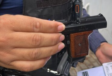 Embriagado, homem manuseia arma de fogo e atinge a própria mãe