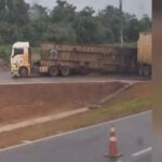 Carreta perde controle e tomba na BR-163 em Sorriso, causando interdição parcial