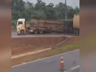 Carreta perde controle e tomba na BR-163 em Sorriso, causando interdição parcial