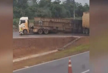 Carreta perde controle e tomba na BR-163 em Sorriso, causando interdição parcial