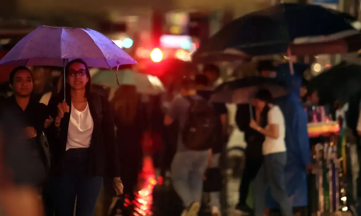 Temporais causam alagamentos e deixam São Paulo em alerta