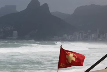 Chuva intensa provoca transtornos no Rio de Janeiro desde a noite de segunda-feira