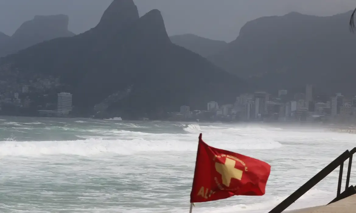 Chuva intensa provoca transtornos no Rio de Janeiro desde a noite de segunda-feira
