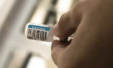 Vacinação reduz impactos da covid após cinco anos, mas doença ainda preocupa