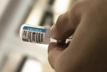 Vacinação reduz impactos da covid após cinco anos, mas doença ainda preocupa