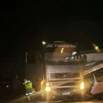 Caminhão-baú colide com carreta parada no acostamento da BR-163 em Nova Mutum
