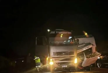 Caminhão-baú colide com carreta parada no acostamento da BR-163 em Nova Mutum