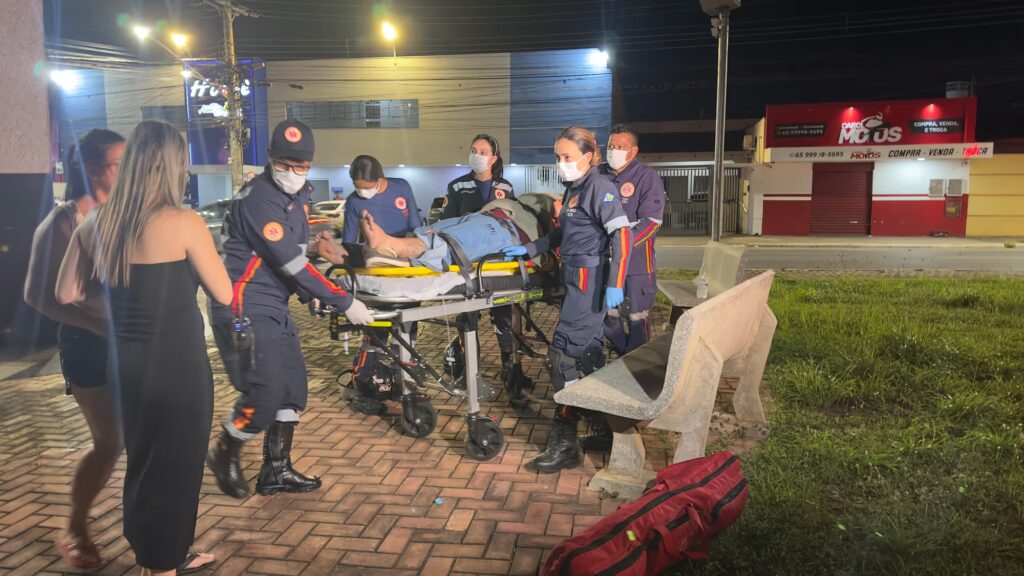 Carro atinge moto parada e deixa dois feridos em Várzea Grande