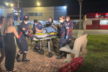 Carro atinge moto parada e deixa dois feridos em Várzea Grande