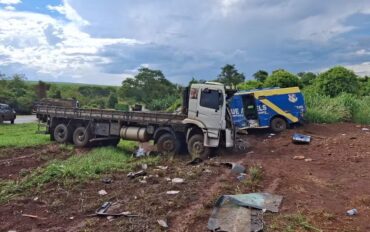 Acidente entre carro-forte e caminhões causa morte no interior de SP