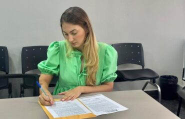 Barra do Garças: aprovados em concurso tomam posse nos cargos de controlador interno e auditor de controle interno