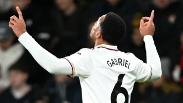 Brasileiro se redime de erro, Arsenal vira sobre Bournemouth e dispara na Premier League