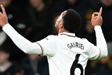 Brasileiro se redime de erro, Arsenal vira sobre Bournemouth e dispara na Premier League