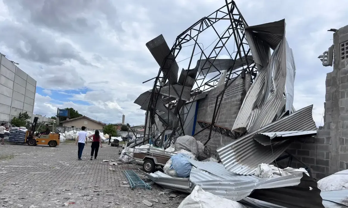 Tornado atinge São José dos Pinhais com ventos de até 180 km/h