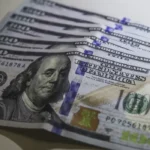 Dólar próximo de R$ 5,00: O impacto invisível nas gigantes da Bolsa e o que muda para o investidor